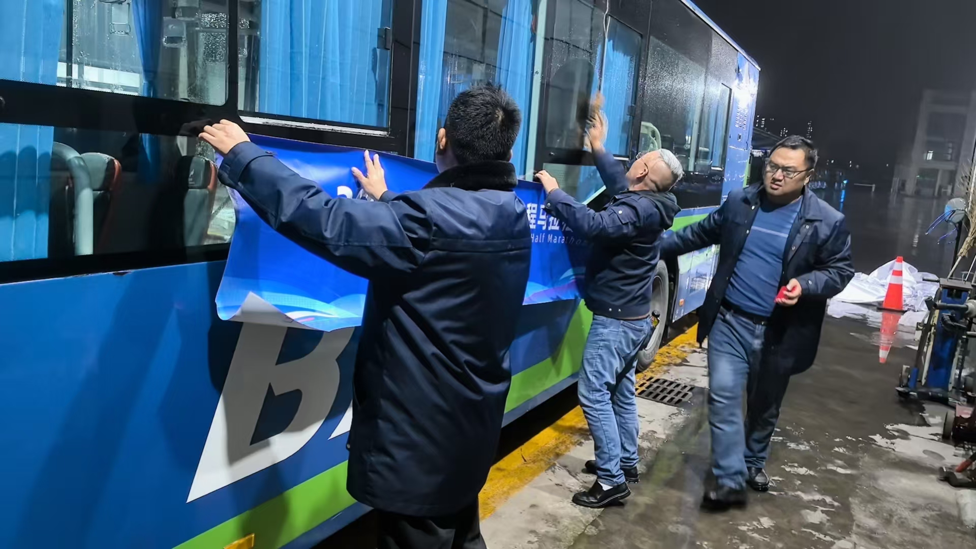 夜幕下的堅守--佳連公交為連島半程馬拉松保駕護航！